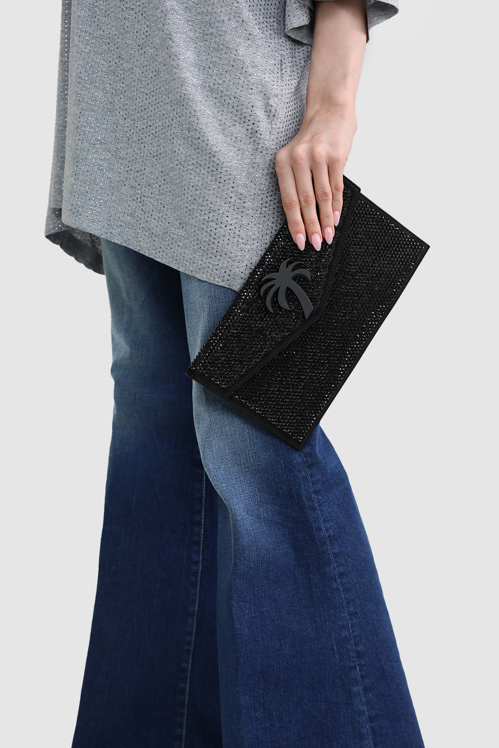 תמונת כל הלוק של תיק קלאץ' פייטים